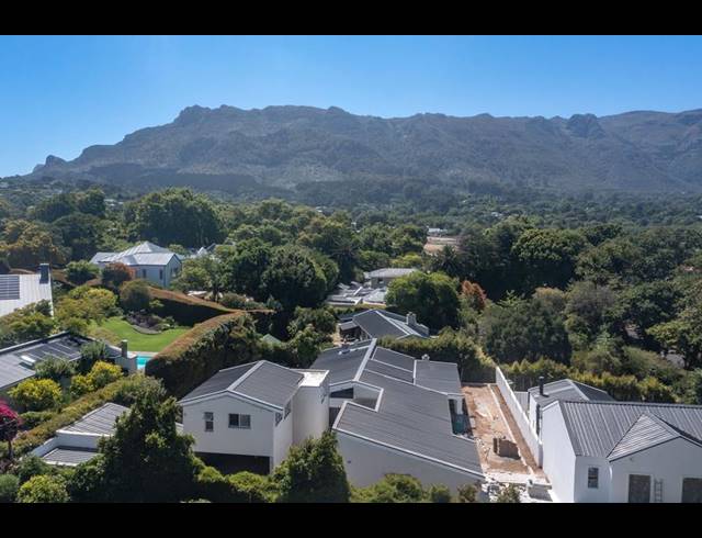 5 BEDROOM HOUSE FOR SALE IN CONSTANTIA